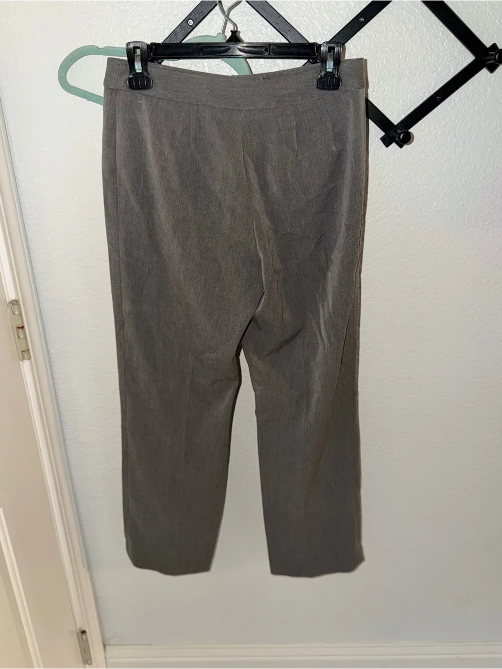 Liz Claiborne Audra Gray Pull On Dress Pants Petite 4 Straight Leg Career - Picture 4 of 4